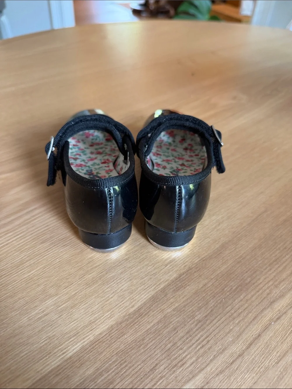 Capezio little girls black patent tap shoes 10.5M